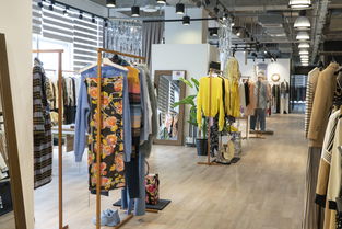 花語與星光的交織 當(dāng)鮮花燭臺(tái)遇上占星術(shù)，服裝零售陳列中的身心漫游之旅